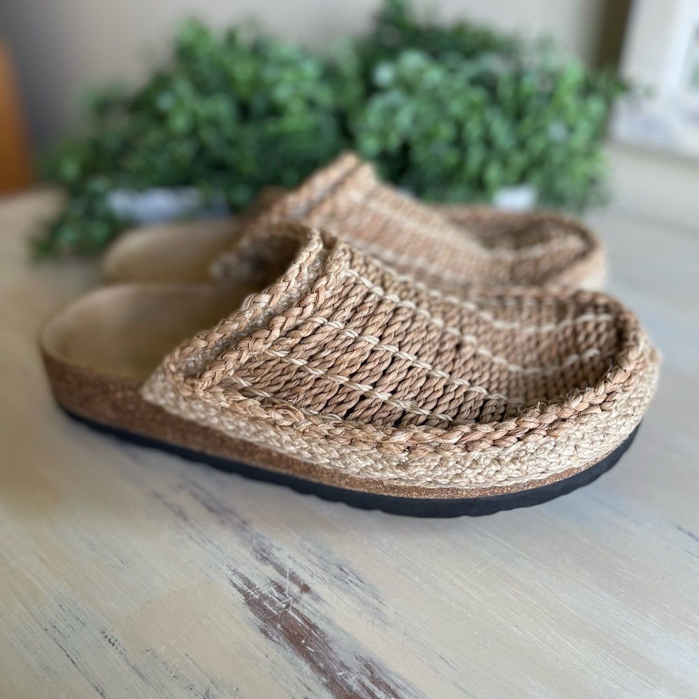 Sisal clogs in gently used condition. Size 39